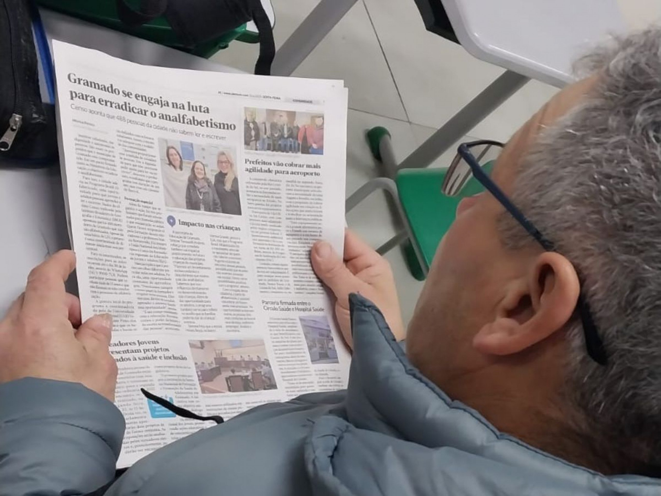 Alunos da EJA da EMEF Mosés Bezzi utilizam jornais como ferramenta de alfabetização