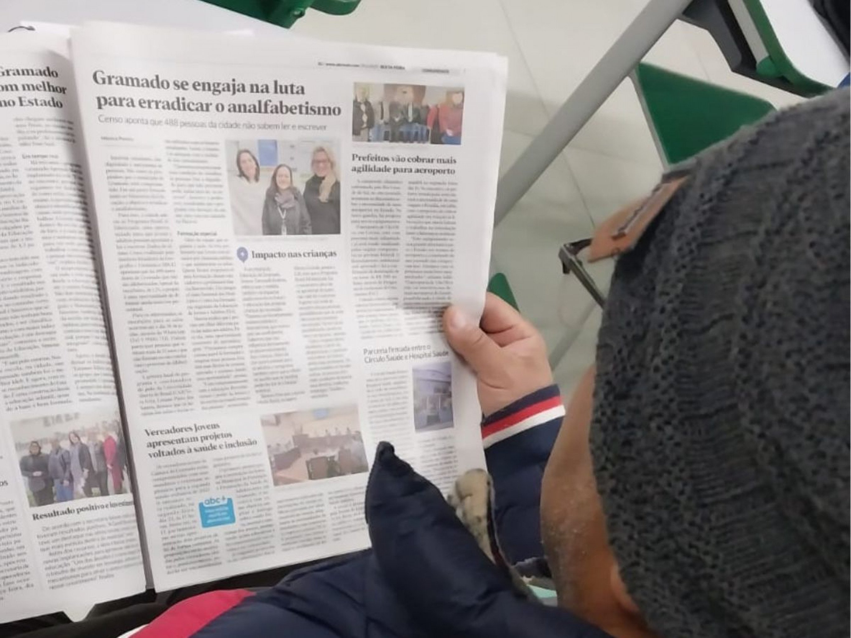 Alunos da EJA da EMEF Mosés Bezzi utilizam jornais como ferramenta de alfabetização