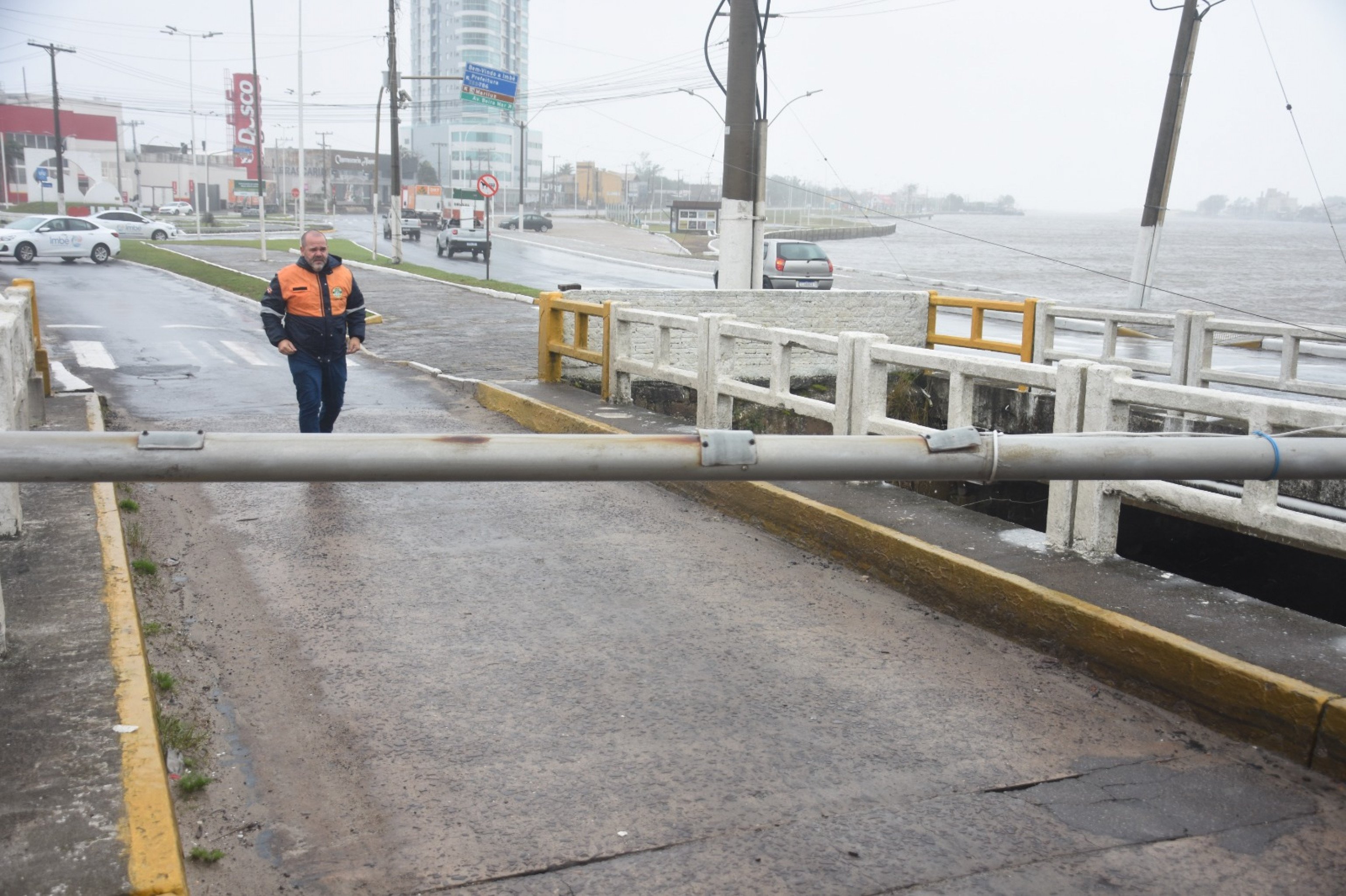 CICLONE: Vento acima de 100 km/h causa transtornos no litoral do RS; poste cai sobre ponte