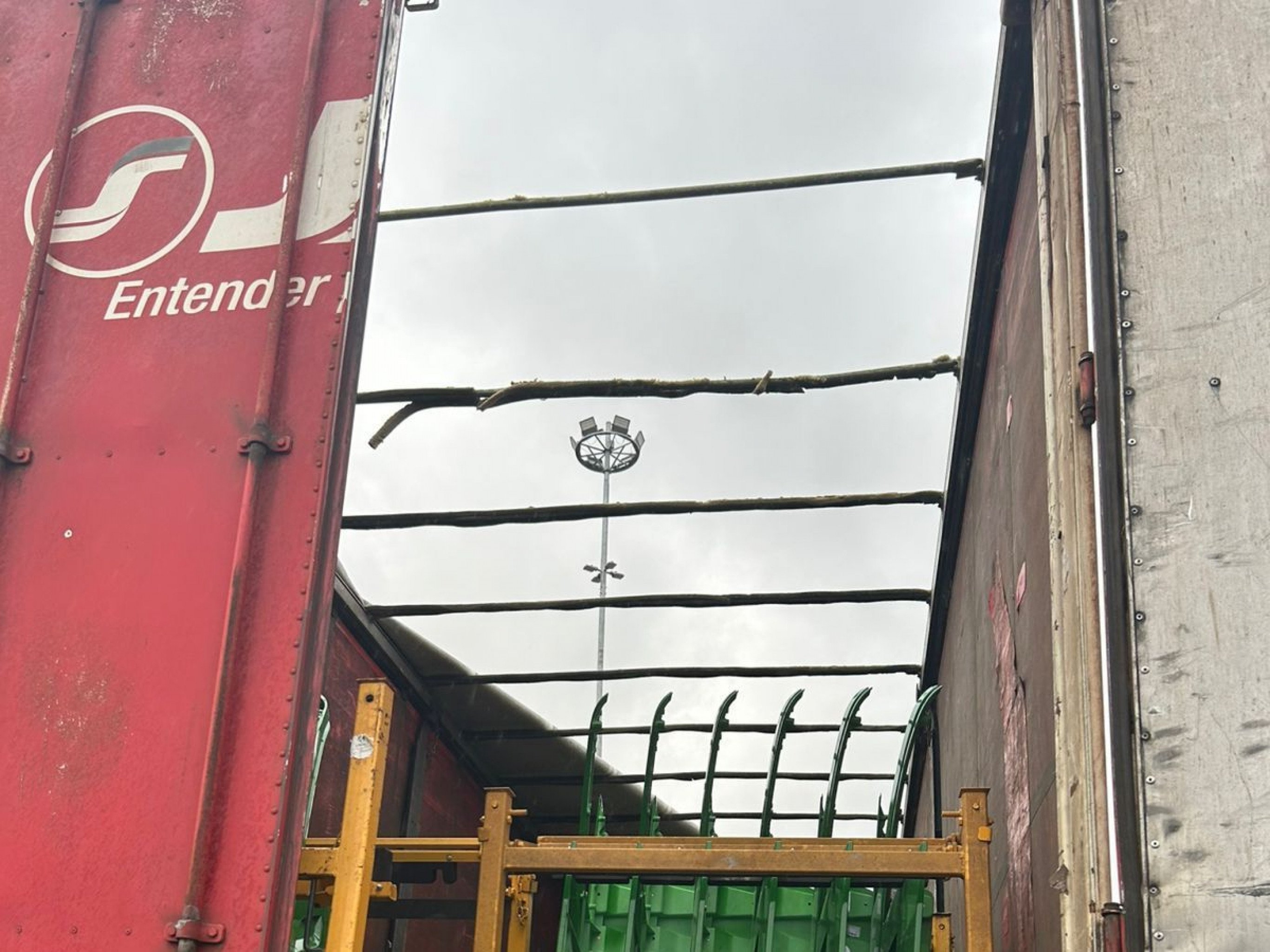 BR-290: Vento forte arranca cobertura de carreta na free way em Porto Alegre