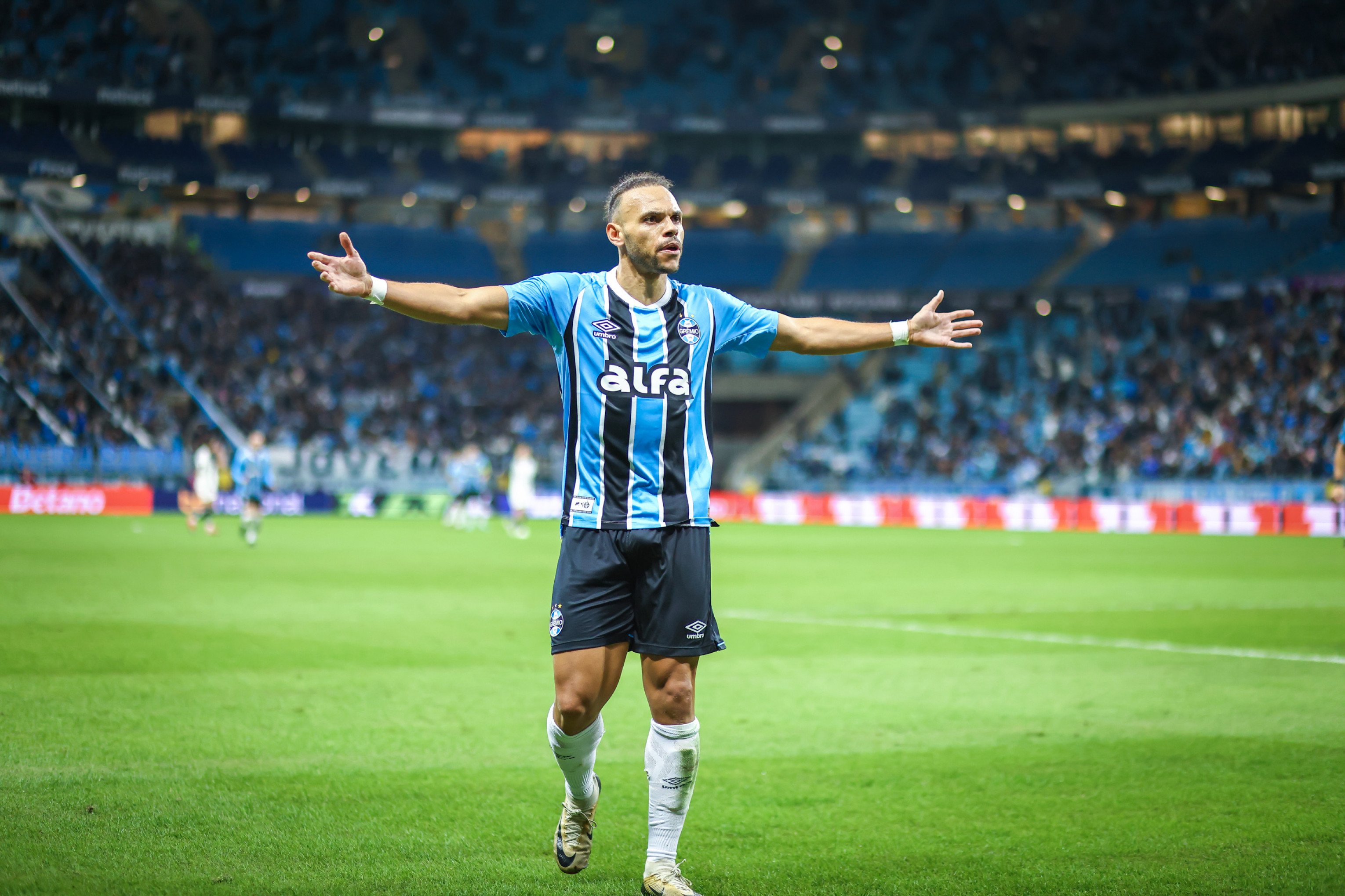 Braithwaite marca duas vezes e garante vitória do Grêmio sobre o Fortaleza