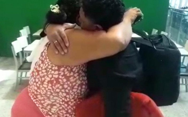 Jovem desembarcou no Aeroporto de Natal, onde reencontrou a família. | abc+