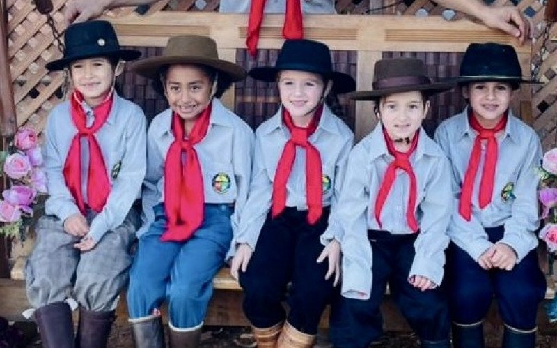 Helena e Antonella representam Canela no Nacional de Laço em Goiás