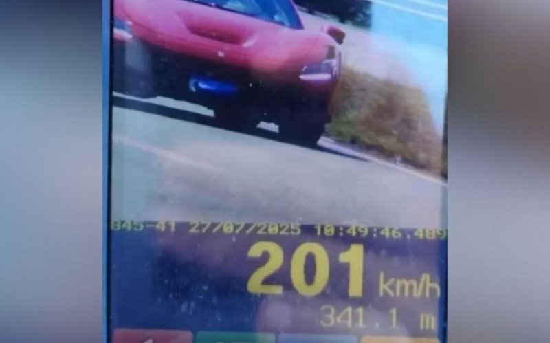 Ferrari é flagrada a 201 km/h em rodovia | abc+