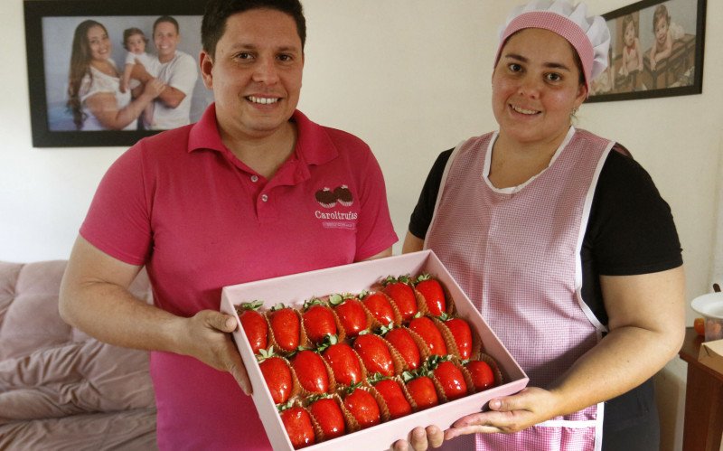 Wiliam e Carol produzem doces há quatro anos e se aventuram no morango do amor