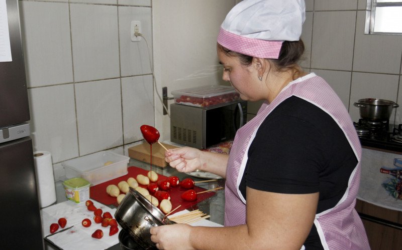 Confeiteira produz seus doces na cozinha da própria casa