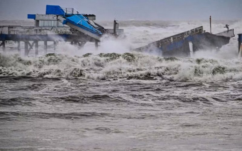 CICLONE: Parte da plataforma marítima da praia de Atlântida desaba | abc+