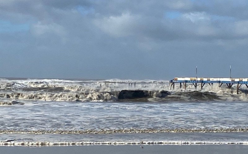 Veja como ficou a plataforma marítima da praia de Atlântida após estrutura desabar