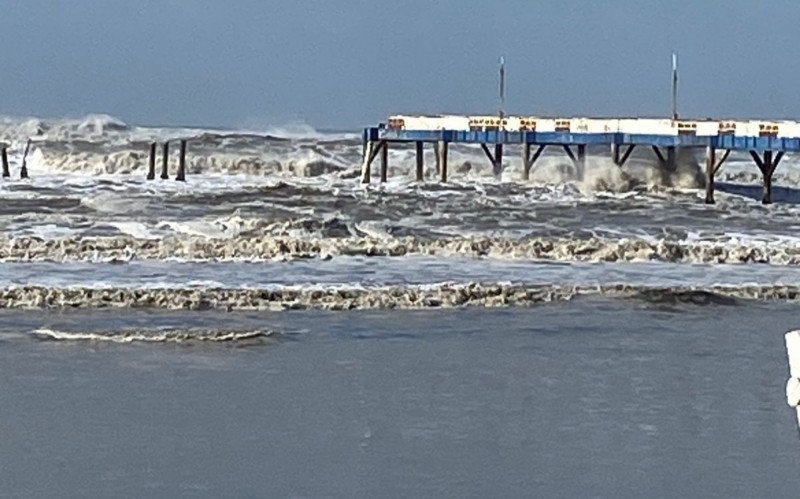 Veja como ficou a plataforma marítima da praia de Atlântida após estrutura desabar