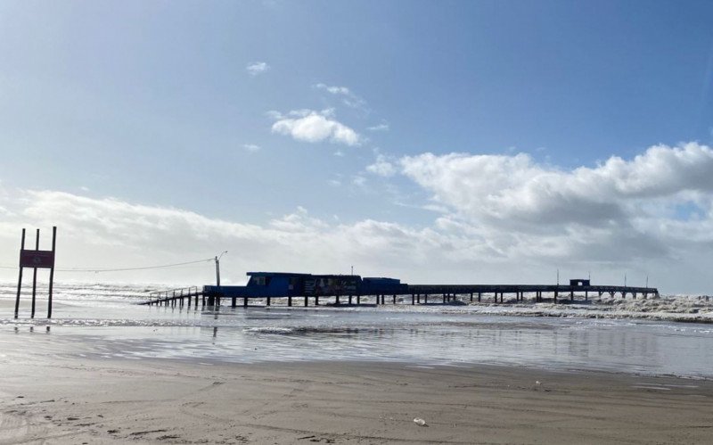 Veja como ficou a plataforma marítima da praia de Atlântida após estrutura desabar