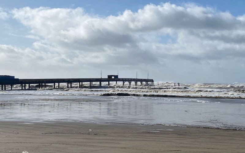Veja como ficou a plataforma marítima da praia de Atlântida após estrutura desabar