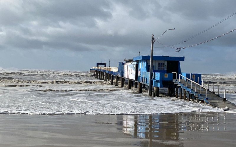 Veja como ficou a plataforma marítima da praia de Atlântida após estrutura desabar