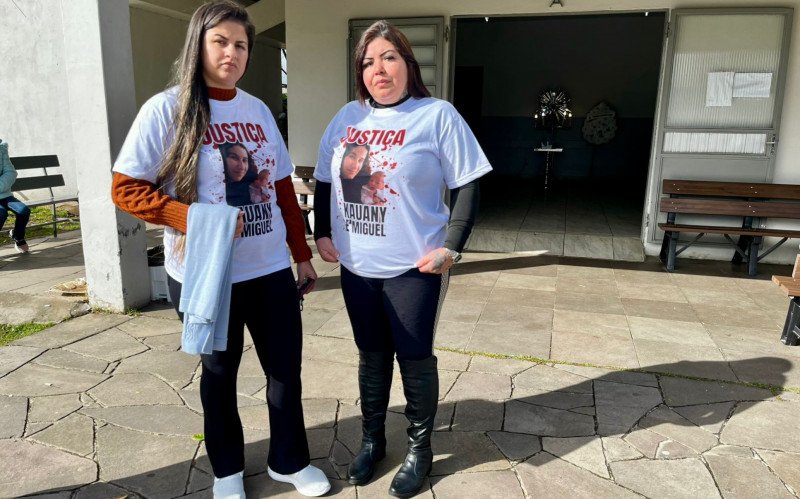 Sinara e a filha Bruna pedem justiça por Kauany e Miguel no velório do bebê 