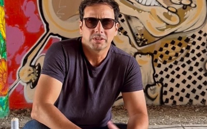 Tiago de Ales celebra marco da arte internacional no Brasil
