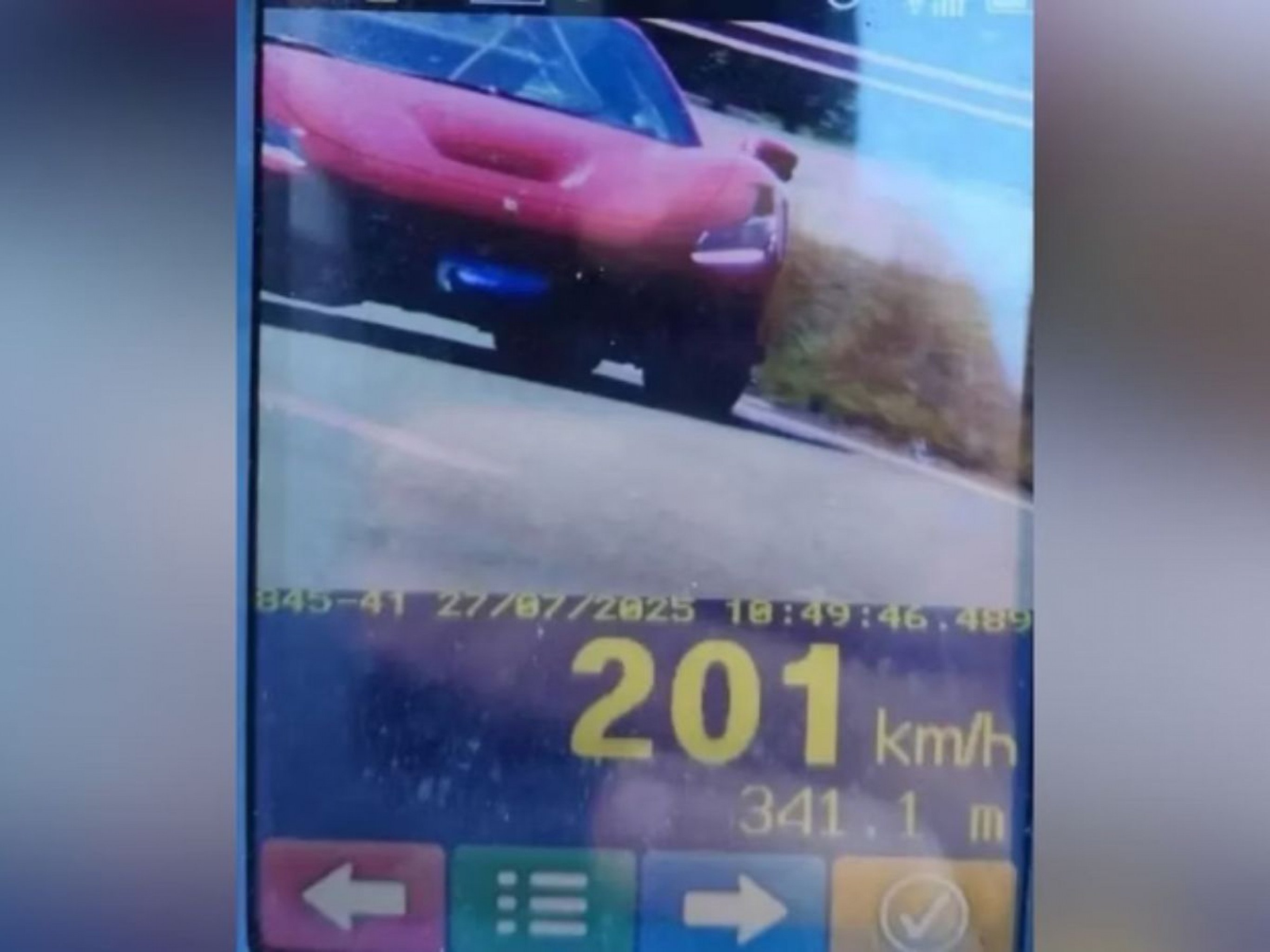 Ferrari é flagrada a 201 km/h em rodovia