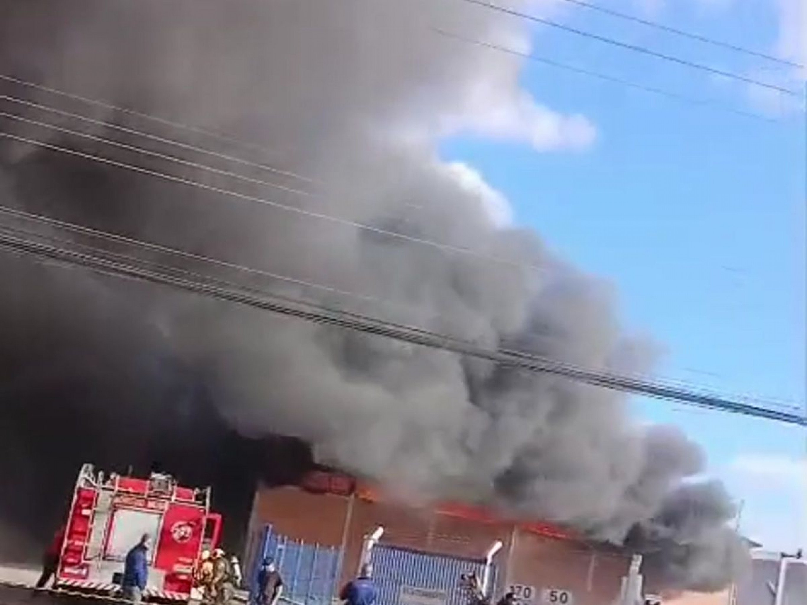 VÍDEO: Incêndio de grandes proporções atinge pavilhão em Cachoeirinha