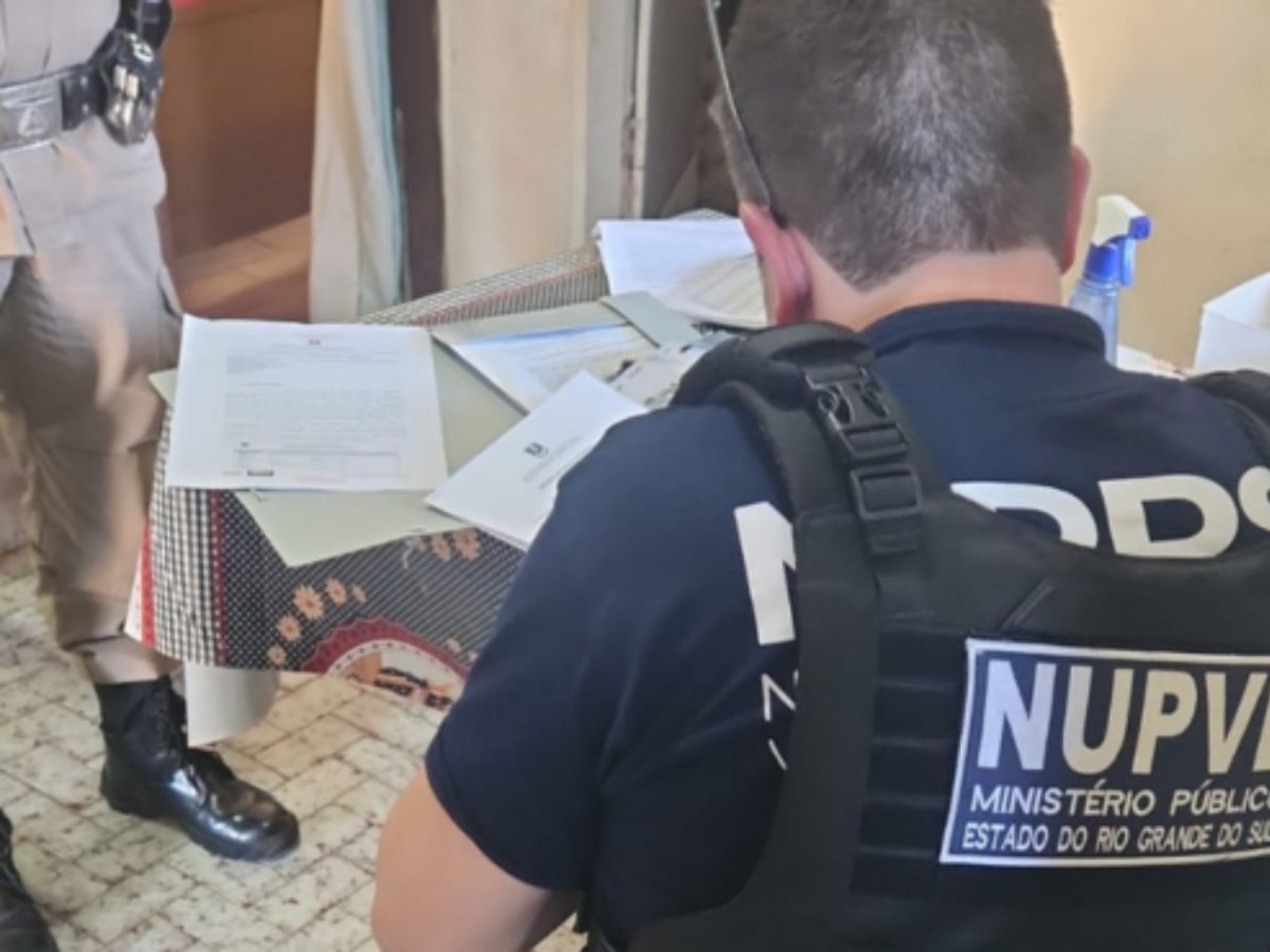 Homem é preso após extorquir adolescente e forçá-la a automutilação