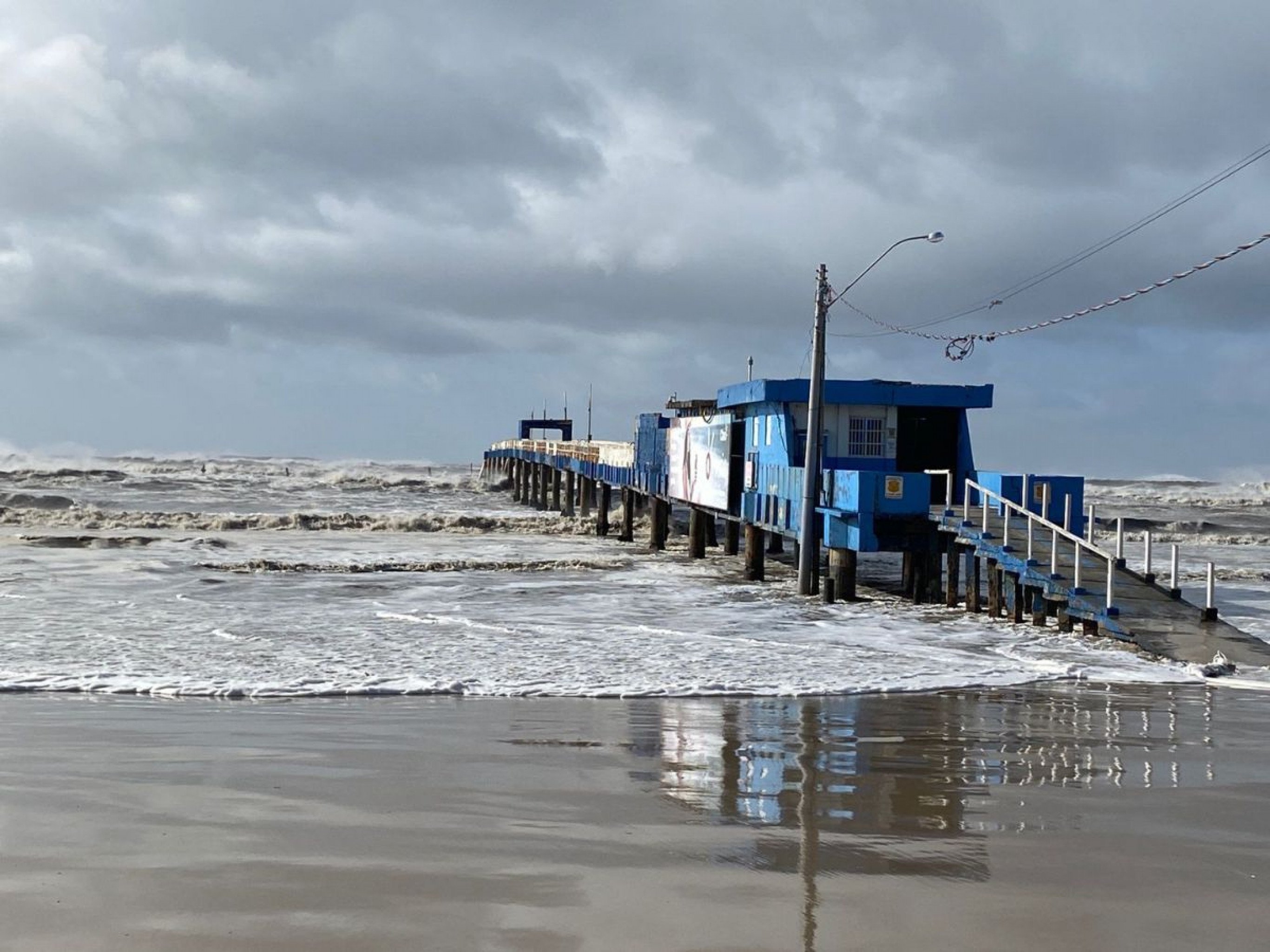 CICLONE: Veja como ficou a plataforma marítima da praia de Atlântida após estrutura desabar