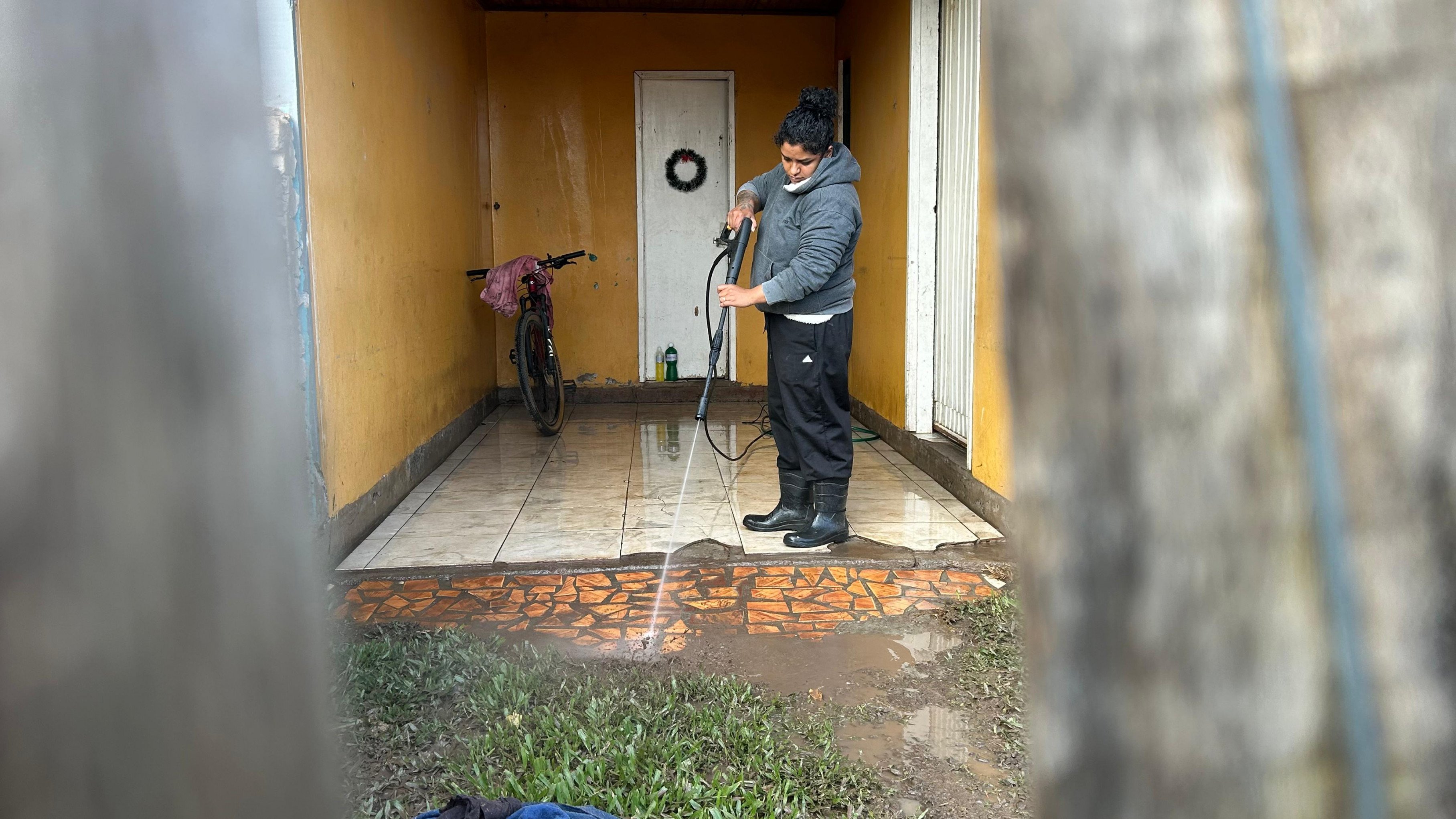 "Já estávamos dormindo quando fui acordada com meu vizinho aos gritos": Moradores dedicam o dia à limpeza após rompimento de dois açudes