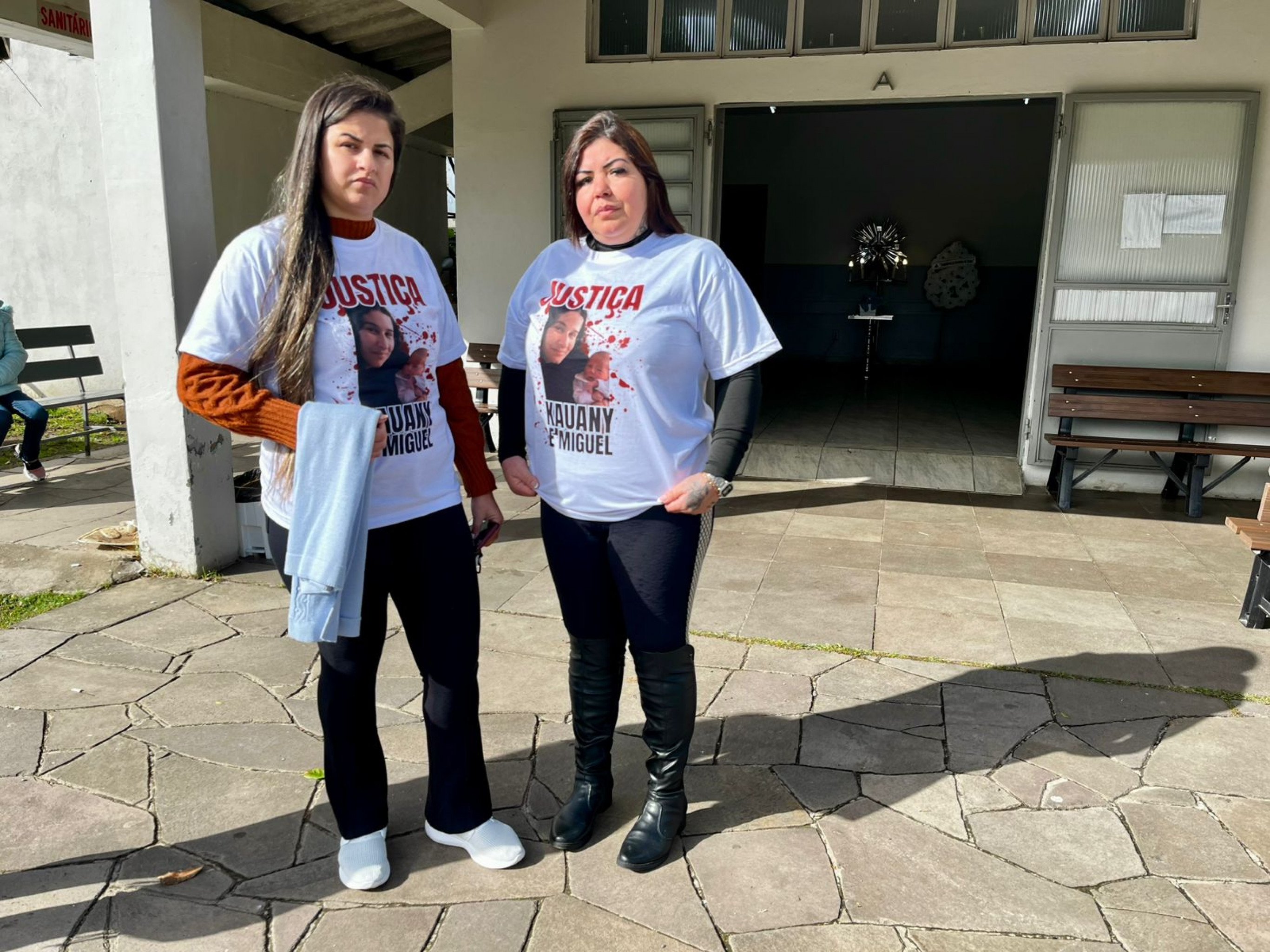 "Praticamente mataram 3 crianças": Família clama por justiça durante despedida de bebê de 2 meses morto com mãe e adolescente em Esteio