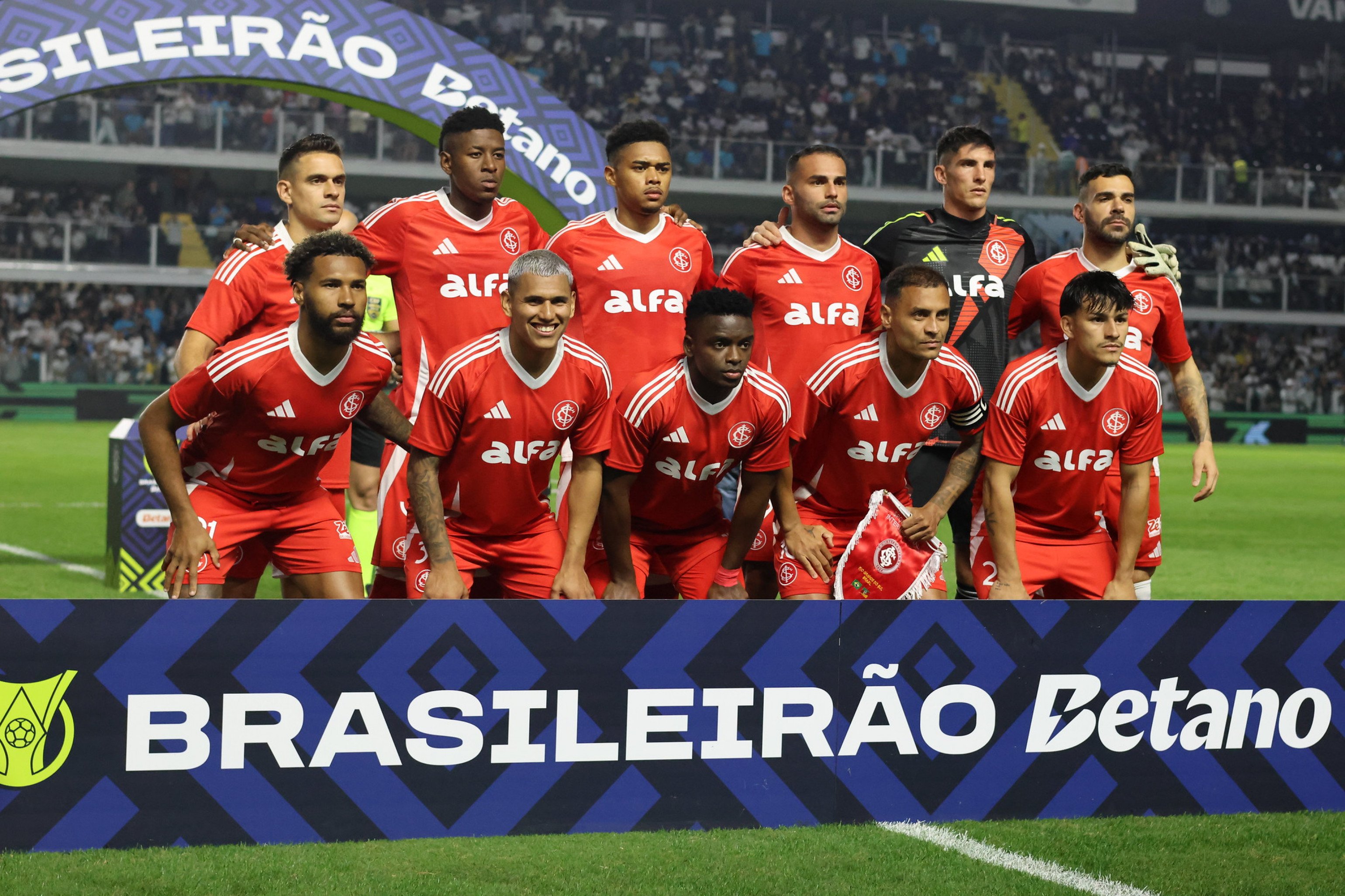 Mulher teria se relacionado com jogadores casados do Inter, afirma colunista; clube ironiza notícia