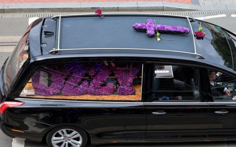 Fãs, amigos e familiares se despedem de Ozzy Osbourne nesta quarta-feira (30) | abc+