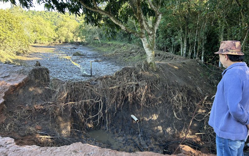 Empresário Felipe Carrão observa destruição causada pelo rompimento de açudes em sua propriedade | abc+