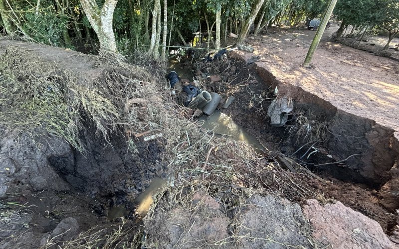 Após rompimento de açude maior, água extravasou para açude ao lado (menor), que também acabou rompendo