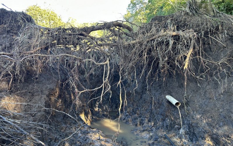 Imagem mostra fenda aberta no açude menor devido a pressão da água vinda do primeiro açude
