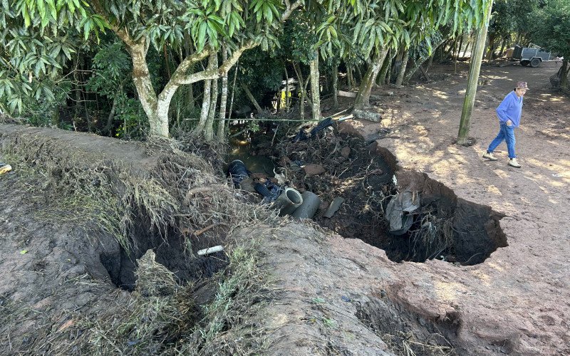 Após rompimento de açude maior, água extravasou para açude ao lado (menor), que também acabou rompendo
