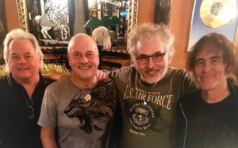 Iron Maiden postou foto com Paul Day ao comunicar o falecimento do ex-vocalista da banda | abc+
