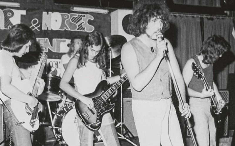 Imagem mostra Paul Day cantando com Iron Maiden | abc+