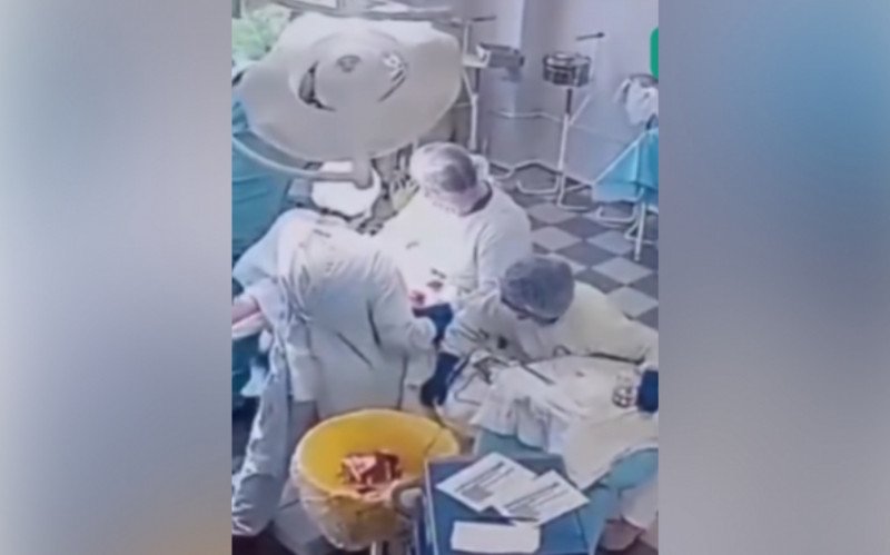 Imagens mostram momento em que médicos seguram paciente em cirurgia durante terremoto | abc+