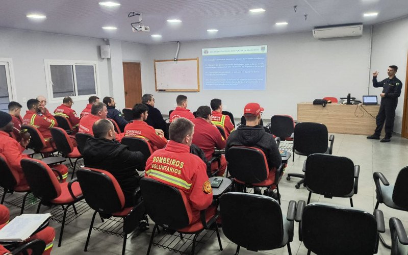 Bombeiros voluntários em curso com instrutores da Marinha do Brasil | abc+