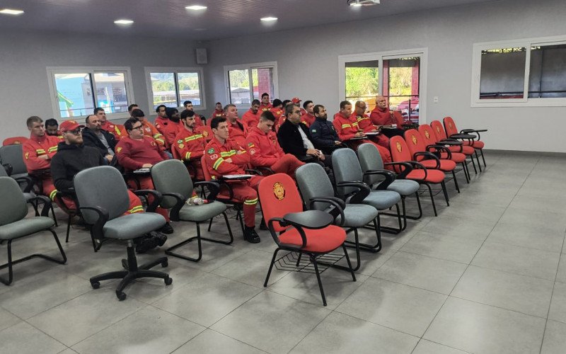 Bombeiros voluntários em curso com instrutores da Marinha do Brasil | abc+