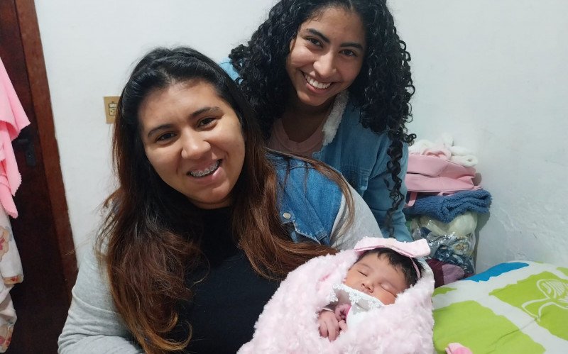 O nascimento de Isis Vithória Lemos Rocha virou notícia no dia 22 deste mês, quando se tornou um dos maiores bebês da maternidade na história do Hospital Municipa. Filha de Rochele Natalia Lemos Barbosa e sobrinha de Renata (na foto), ela nasceu com 55 centímetros e pesou 5.440 quilos | abc+