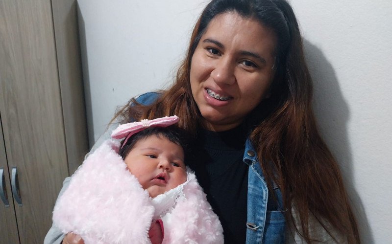 O nascimento de Isis Vithória Lemos Rocha virou notícia no dia 22 deste mês, quando se tornou um dos maiores bebês da maternidade na história do Hospital Municipa. Filha de Rochele Natalia Lemos Barbosa , ela nasceu com 55 centímetros e pesou 5.440 quilos | abc+