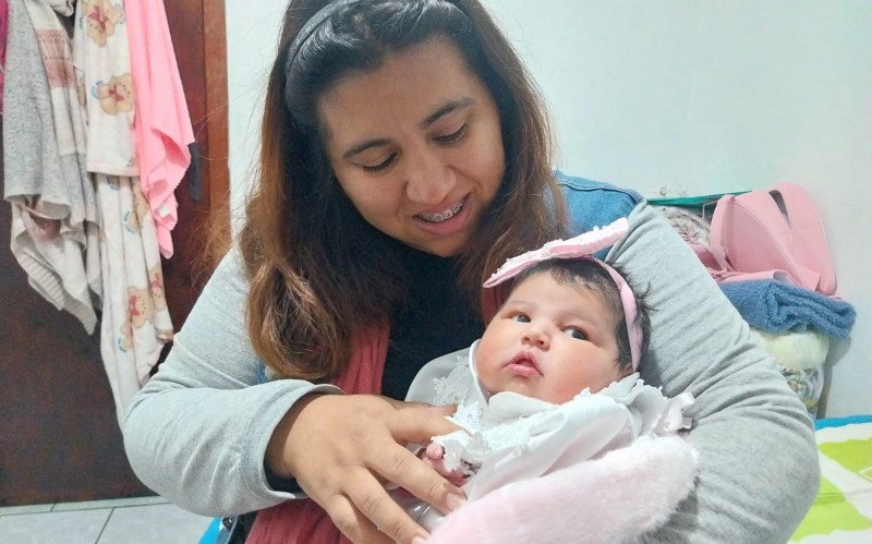 O nascimento de Isis Vithória Lemos Rocha virou notícia no dia 22 deste mês, quando se tornou um dos maiores bebês da maternidade na história do Hospital Municipa. Filha de Rochele Natalia Lemos Barbosa , ela nasceu com 55 centímetros e pesou 5.440 quilos | abc+