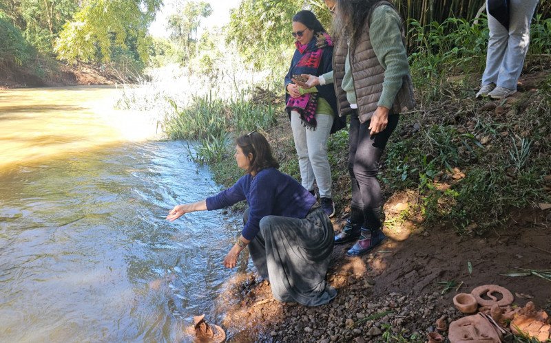 Imersão na Mata teve entrega das peças no Arroio Areia com as curadoras Krishna Daudt e Daliana Mirapalhete e  artista Aline Fortes da Rocha  | abc+