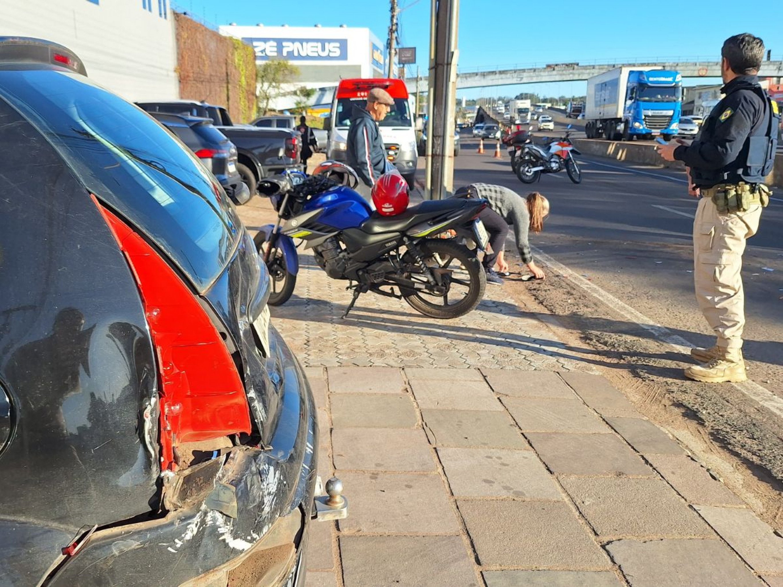BR-116: Colisão entre moto e carro deixa dois feridos em São Leopoldo