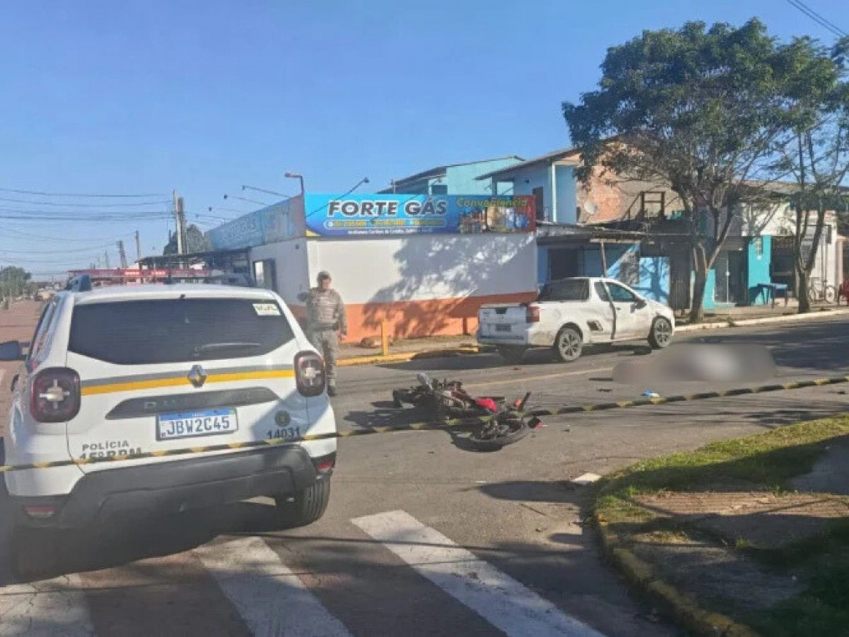 Homem morre e mulher fica ferida em acidente entre carro e moto em Canoas