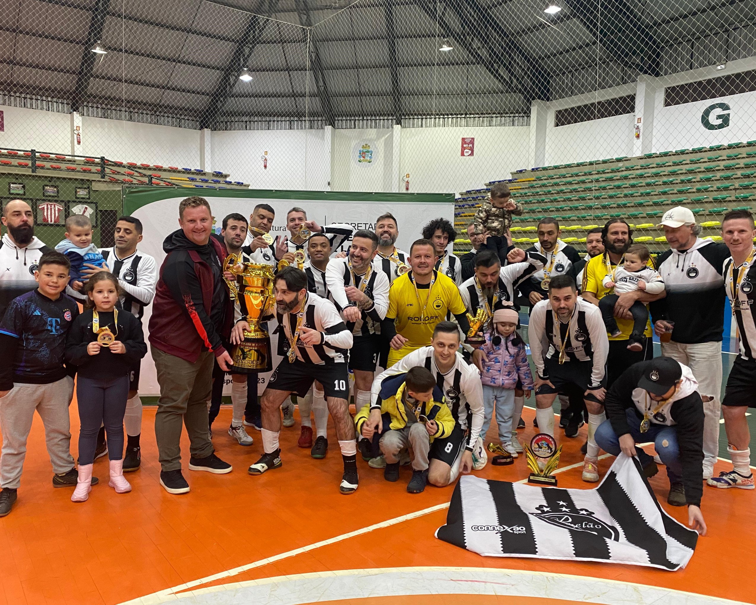 Panelão goleia, faz oito e levanta taça do Campeonato de Futsal Veterano de Gramado