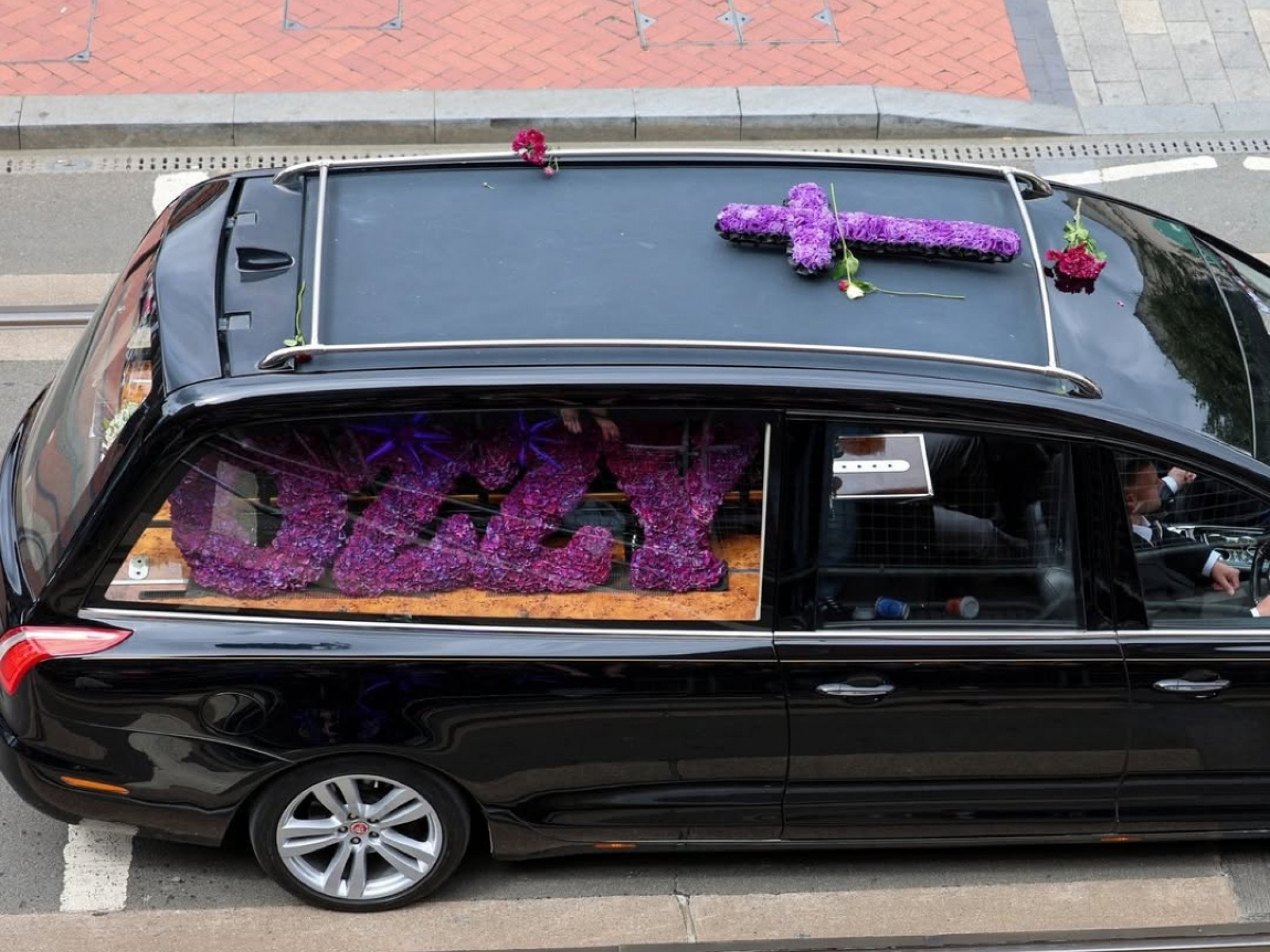Funeral de Ozzy Osbourne: Fãs e família se despedem do Príncipe das Trevas; veja fotos