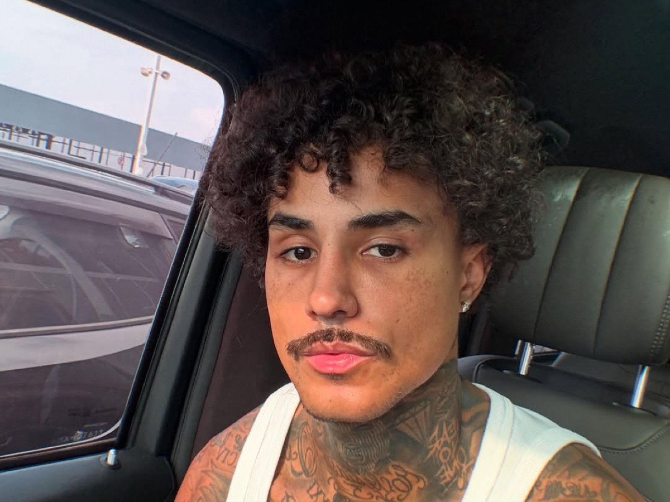MC Livinho tem pulmão perfurado e está na UTI