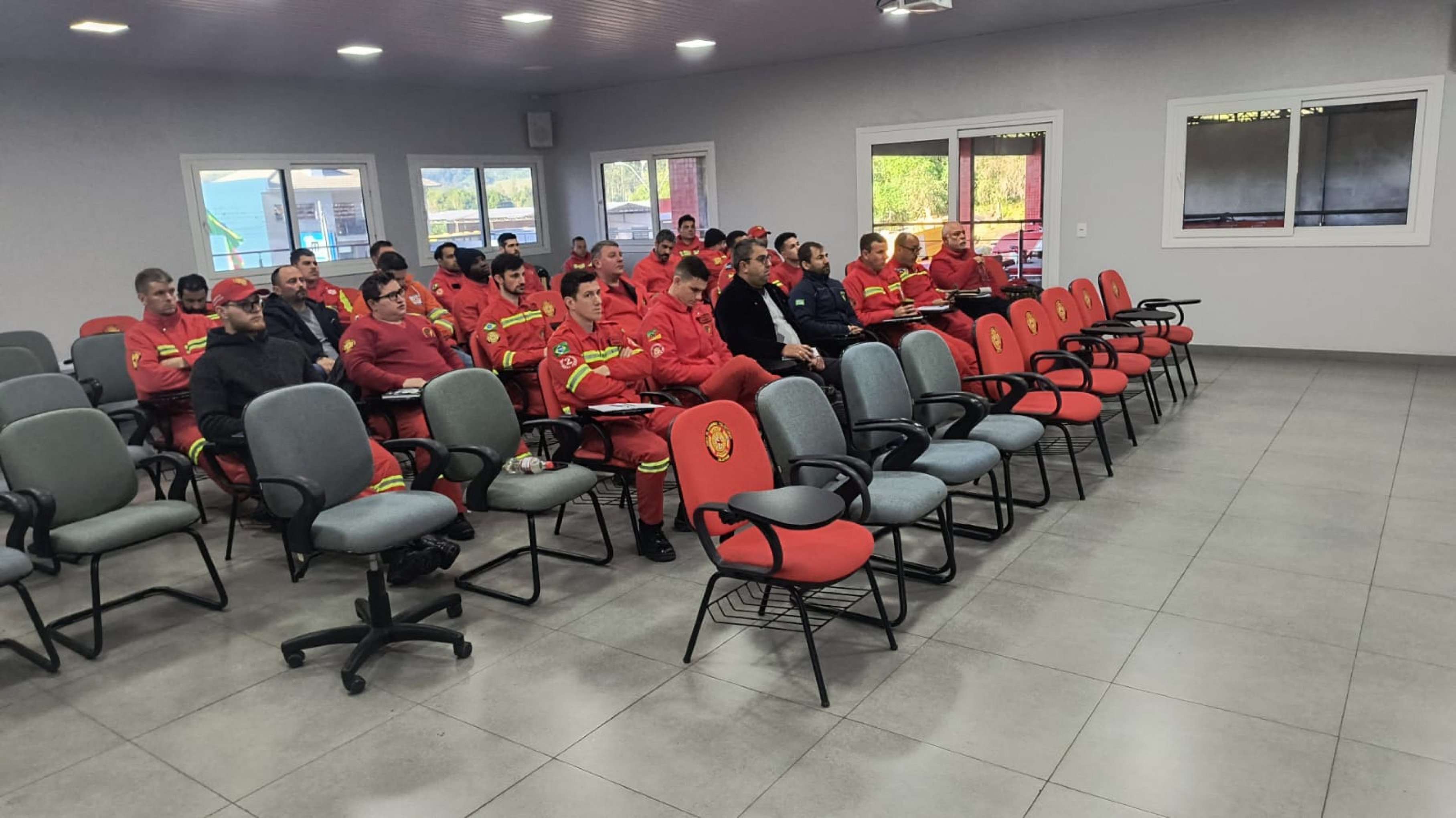 Bombeiros voluntários recebem capacitação para conduzir embarcações