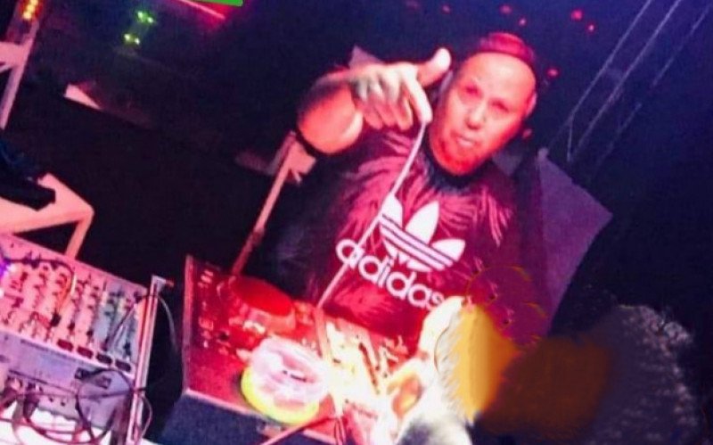 Eduardo Miguel dos Santos, 63 anos, mais conhecido como DJ Pombo. | abc+