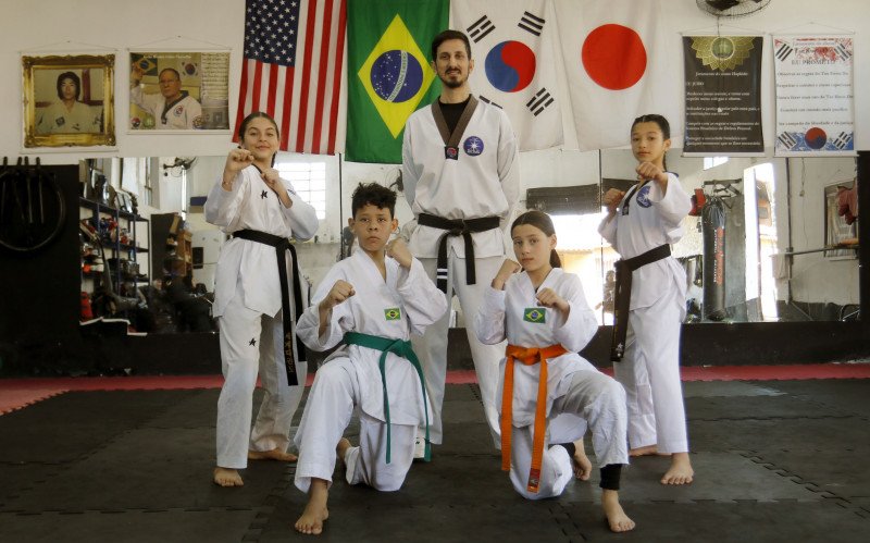 Professor Paulo com os alunos Raphaela (à esquerda), Ryan, Érica e Manuella | abc+