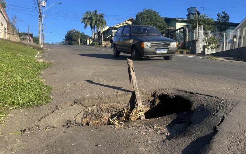 Na Rua Osvaldo Cruz, centro comercial do bairro Primavera, erosão fica no meio de uma lomba | abc+