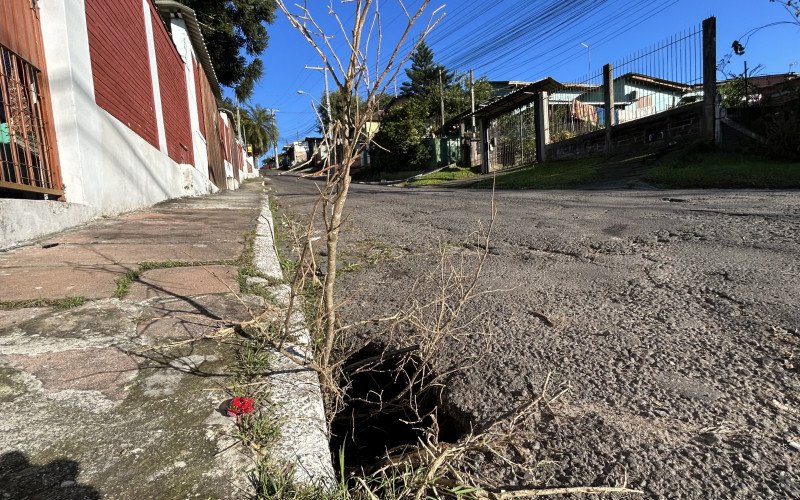 Na Rua Tubarão, esquina com a Rua Padre Diogo Feijó, morador afirma que carro caiu em erosão recentemente | abc+