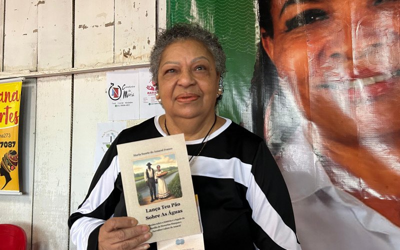 Maria Susete do Amaral Franco mostra o primeiro livro, que conta história dos bisavós, fala do segundo livro em homenagem ao pai e projeta escrita da terceira obra | abc+